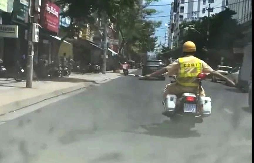 Cảnh sát giao thông Khánh Hòa kịp thời dẫn đường đưa du khách nước ngoài đi cấp cứu