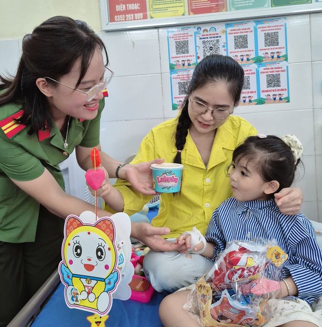 Trao yêu thương, sẻ chia cùng bệnh nhi tại Bệnh viện Sản nhi Hưng Yên