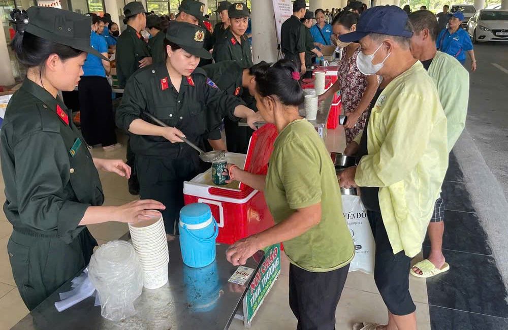 Nồi cháo nhân ái - gửi yêu thương đến bệnh nhân