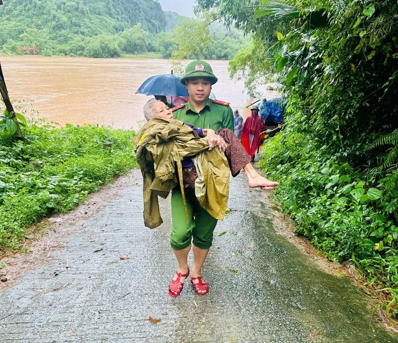 Công an xã Tuyên Phú, tỉnh Quảng Trị hỗ trợ đưa người dân đi cấp cứu trong mưa lũ