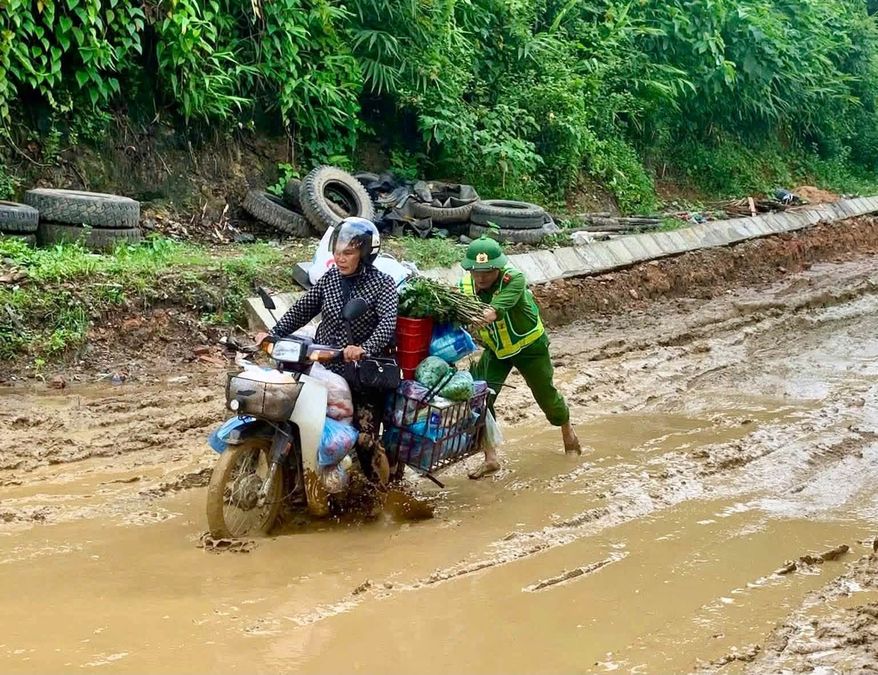 Công an tỉnh Phú Thọ chủ động ứng phó mưa lớn, bảo đảm an toàn cho Nhân dân