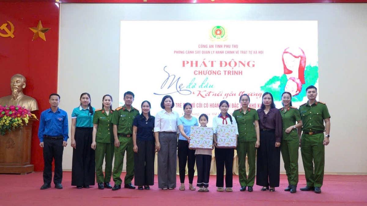 Công an tỉnh Phú Thọ tiếp sức để học sinh khó khăn vững bước đến trường