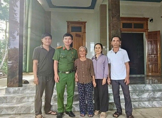 Quảng Trị: Công an xã Nam Trạch đưa cụ bà là vợ liệt sĩ đi lạc gần 40 km về với gia đình