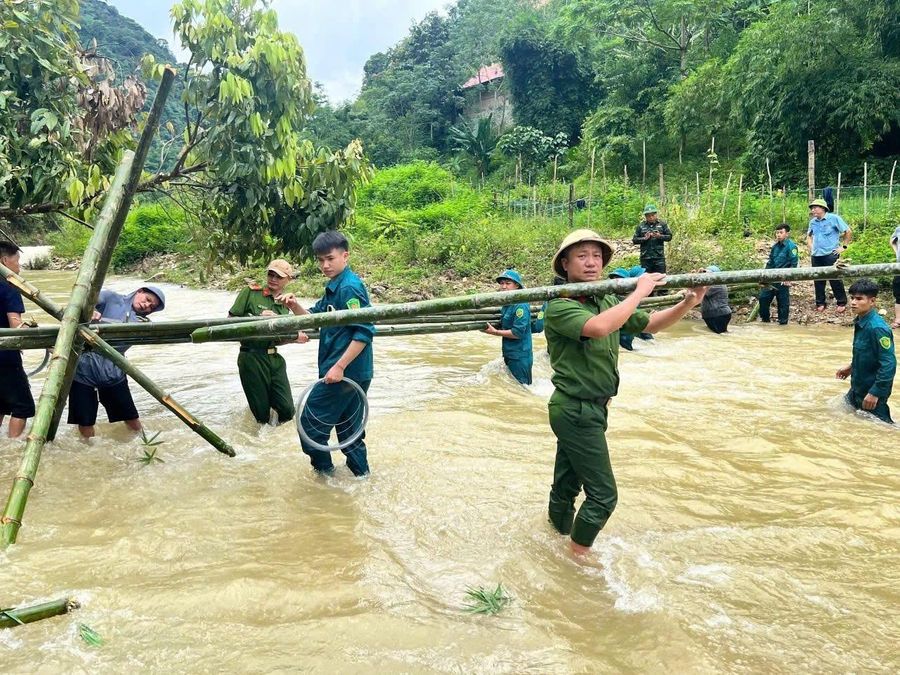 Công an xã Yên Na, tỉnh Nghệ An cùng Nhân dân làm cầu tạm qua suối sau sạt lở