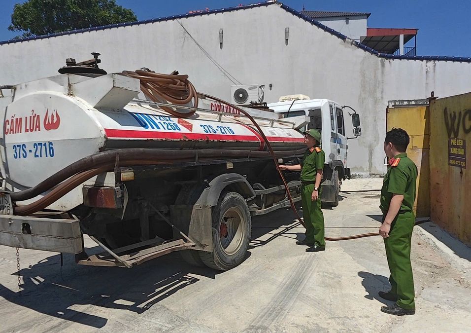 Thanh Hoá: Phát hiện cơ sở thu mua phế liệu có dấu hiệu kinh doanh dầu không phép