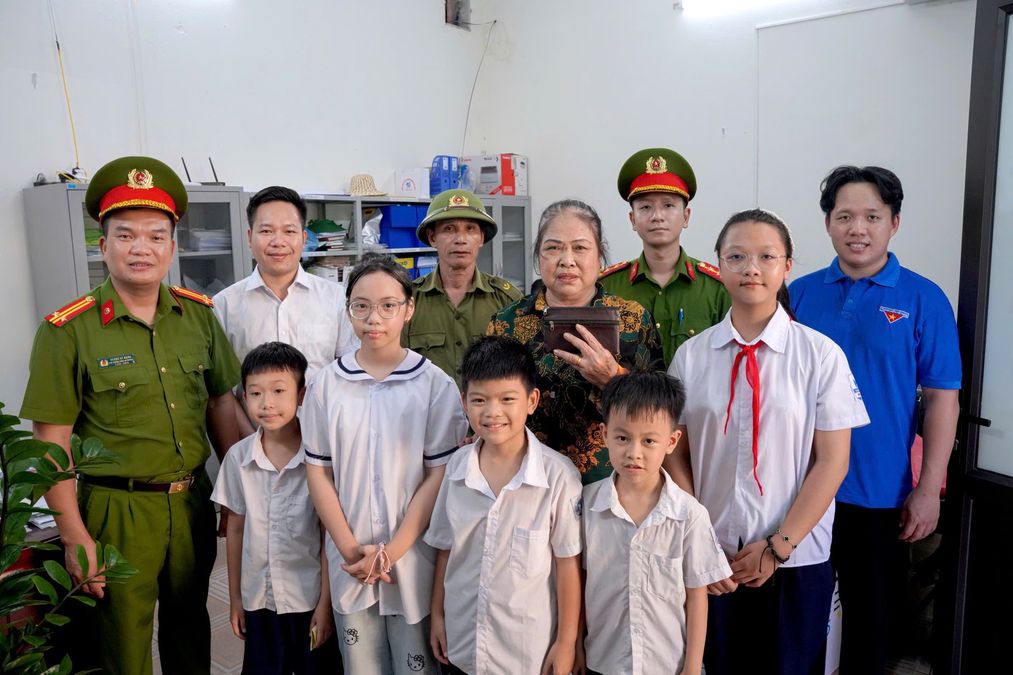 Hải Phòng: Hai học sinh phường Bạch Đằng trả lại chiếc ví nhặt được có hơn 12 triệu đồng cho cụ bà