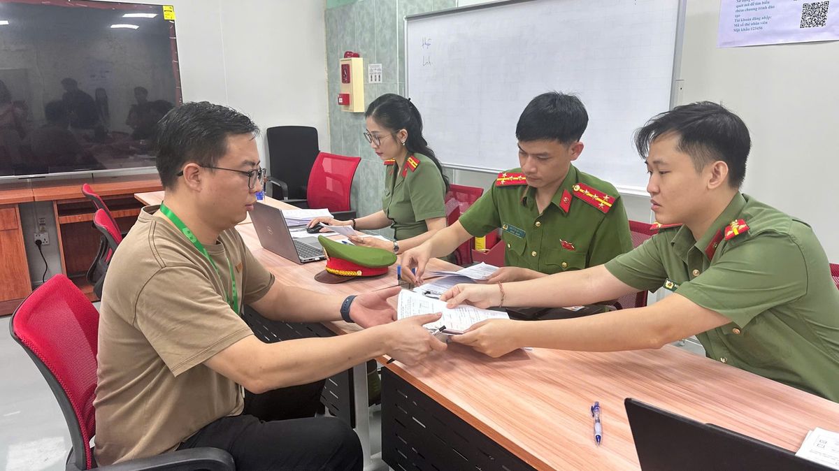 Công an Hải Phòng đưa thủ tục hành chính đến gần hơn với người nước ngoài