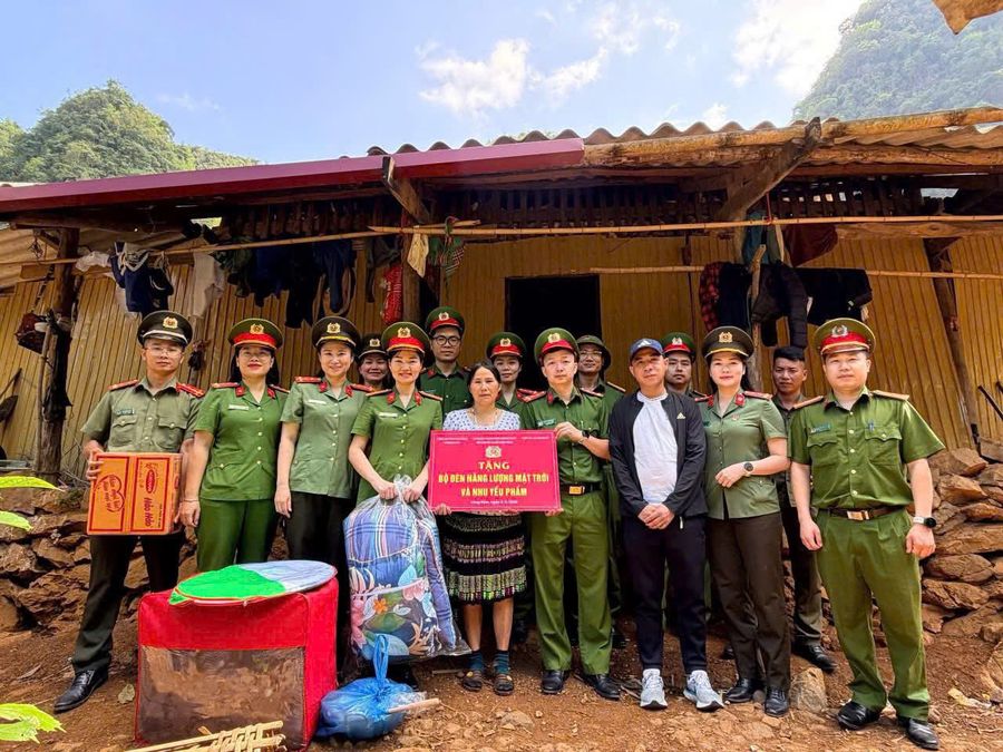 Ấm áp nghĩa tình quân dân nơi biên cương