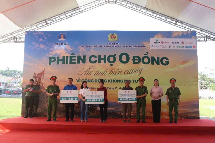 Điện Biên: “Phiên chợ 0 đồng – ấm tình biên cương” gắn kết tình quân dân