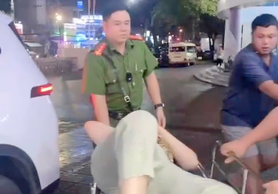 Kịp thời hỗ trợ, mở đường đưa người phụ nữ bị tai biến đi cấp cứu