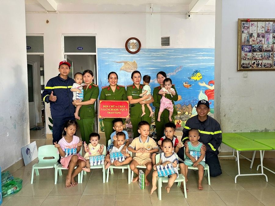 Chia sẻ yêu thương với trẻ em, người cao tuổi có hoàn cảnh khó khăn