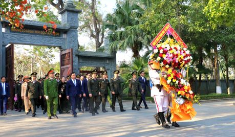 Đoàn đại biểu Đảng ủy Công an Trung ương, Bộ Công an dâng hoa, dâng hương tưởng niệm Chủ tịch Hồ Chí Minh 