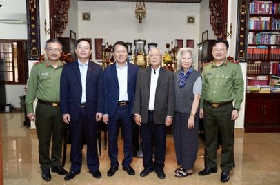 Bộ trưởng Lương Tam Quang thăm, tặng quà tại thành phố Huế nhân dịp Tết Nguyên đán 2026