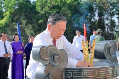 Tổng Bí thư Tô Lâm dâng hương tại Khu di tích lich sử văn hóa căn cứ Bàu Rong