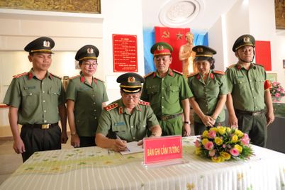 Thượng tướng Lê Tấn Tới dâng hương tri ân các Anh hùng - Liệt sĩ ở Tây Ninh