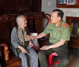 Thượng tướng Lê Tấn Tới thăm, tặng quà Mẹ Việt Nam anh hùng ở tỉnh Tây Ninh