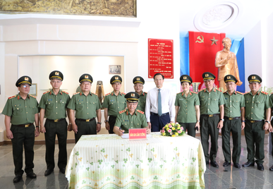 Thứ trưởng Phạm Thế Tùng dâng hoa, dâng hương tri ân các anh hùng liệt sỹ tại tỉnh Tây Ninh