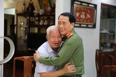 Thứ trưởng Lê Quốc Hùng thăm hỏi, chúc Tết gia đình các đồng chí nguyên lãnh đạo Bộ Công an