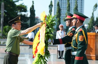 Bộ trưởng Lương Tam Quang dâng hương tri ân các Anh hùng liệt sỹ, thăm, tặng quà các gia đình chính sách và người có công tại tỉnh Gia Lai