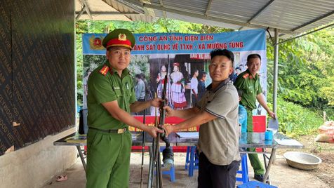 Điện Biên: Vận động thu hồi 27 khẩu súng trên địa bàn xã Mường Tùng