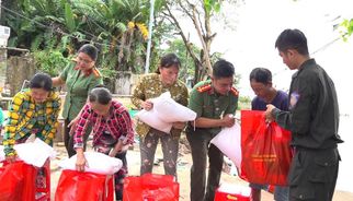 Chung tay hỗ trợ các hộ dân bị ảnh hưởng nặng nề do sạt lở đất