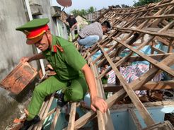 Quảng Ngãi: Lực lượng Công an cơ sở kịp thời hỗ trợ người dân chịu ảnh hưởng do thời thiết cực đoan
