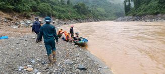 Đà Nẵng: Công an xã giải cứu kịp thời 2 người dân bị kẹt giữa dòng nước lũ