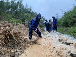 Đắk Lắk: Khắc phục điểm sạt lở trên tuyến Quốc lộ 19C
