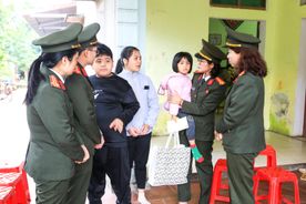 Bắc Ninh: Nhận đỡ đầu 02 con của Tổ phó Tổ bảo vệ an ninh, trật tự qua đời khi làm nhiệm vụ phòng chống bão, lũ