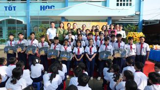 Đồng Tháp: Tuyên truyền pháp luật và trao học bổng tặng học sinh vượt khó học tốt