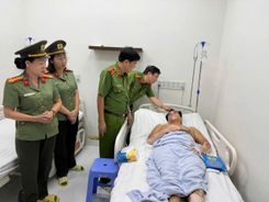 Lãnh đạo Công an Thành phố Hồ Chí Minh thăm hỏi cán bộ bị thương khi tham gia nhiệm vụ hỗ trợ người dân vùng lũ