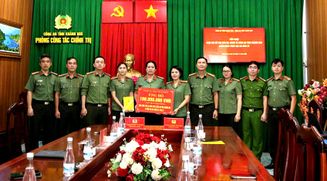 Công an tỉnh Thanh Hóa trao hơn 750 triệu đồng; hơn 3 nghìn bộ quần áo và chăn ấm hỗ trợ các tỉnh miền Trung, Tây Nguyên khắc phục hậu quả thiên tai