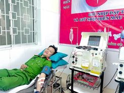 Quảng Ngãi: Đại úy Công an kịp thời hiến máu cứu người qua cơn nguy kịch