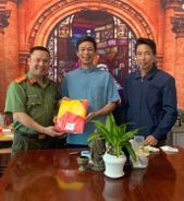 Hưng Yên: Công an xã Bắc Đông Hưng tặng Cờ tổ quốc cho các cơ sở tôn giáo dịp Lễ giáng sinh năm 2025