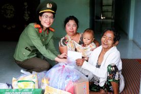 Công an tỉnh An Giang trao hơn 400 phần quà hỗ trợ người dân, học sinh Khánh Hòa khắc phục hậu quả sau mưa, lũ