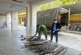 Từ tuyên truyền đến hành động: Công an xã đã vận động, thu hồi 114 khẩu súng từ người dân