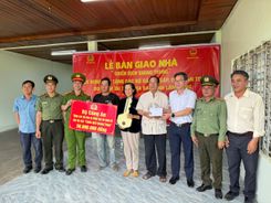 Công an tỉnh Lâm Đồng tiếp tục bàn giao nhà mới cho người dân tại xã D’Ran
