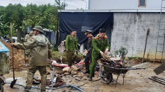 Công an thành phố Huế “nước rút” dựng nhà cho người dân tại xã Khe Tre