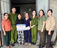 Công an xã nhận đỡ đầu trẻ em có hoàn cảnh đặc biệt khó khăn