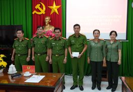 Trao kinh phí, hỗ trợ gia đình cán bộ chiến sĩ Công an bị thiệt hại do thiên tai gây ra