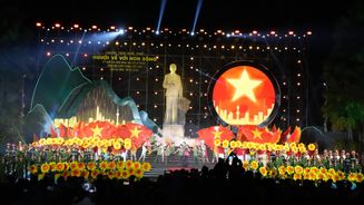 Ấn tượng Chương trình nghệ thuật kỷ niệm 85 năm Ngày Bác Hồ về nước lãnh đạo cách mạng Việt Nam