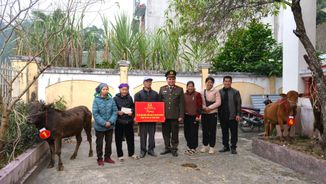 Công an tỉnh Cao Bằng hỗ trợ sinh kế cho các hộ gia đình khó khăn tại xã Trường Hà