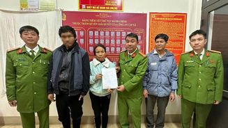 Nghệ An: Lực lượng Công an xã Anh Sơn giúp đỡ người đàn ông đi lạc trở về với gia đình an toàn