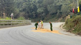 Công an tỉnh Lào Cai nhanh chóng xử lý vết dầu loang trên cung đường đèo dốc Sa Pa