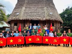 Đà Nẵng: Bàn giao hệ thống điện năng lượng mặt trời cho người dân thôn Aur, xã Avương