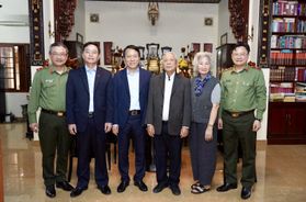 Bộ trưởng Lương Tam Quang thăm, tặng quà tại thành phố Huế nhân dịp Tết Nguyên đán 2026