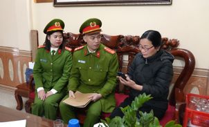 “Đi từng ngõ, gõ từng nhà” đưa Luật Cư trú vào cuộc sống