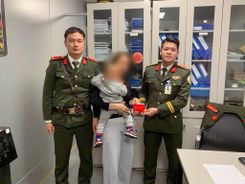 Đội An ninh hàng không Công an thành phố Huế xác minh, trao trả tài sản thất lạc cho hành khách