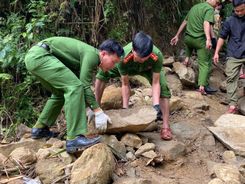 Quảng Ngãi: Công an xã Cà Đam hỗ trợ sửa đường sạt lở, giúp nhân dân đi lại thuận lợi