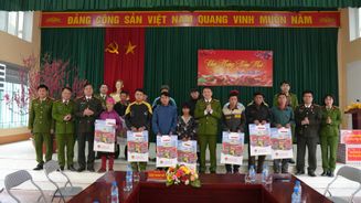 Công an tỉnh Cao Bằng thăm, chúc Tết và tặng quà đồng bào dân tộc thiểu số, các hộ khó khăn